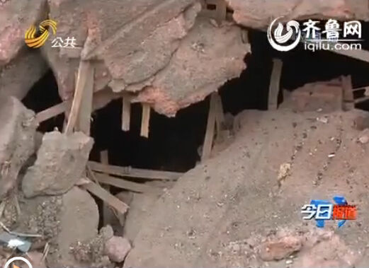 这个井盖已经完全碎了，近看才发现里面是竹木条（视频截图）