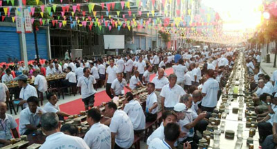 The scene of “Longtou Banquet” for thousands of tourists.