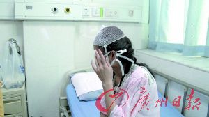 爆炸中扎伤的一名女顾客。