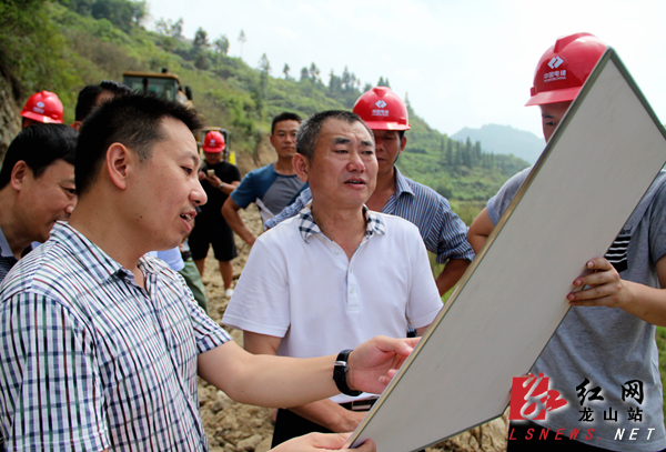 龙山县委书记彭正刚调研重点工程项目建设