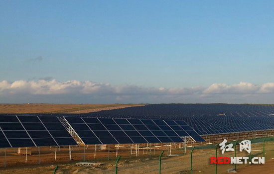 在腾格里沙漠南缘占地6.5万亩的光伏生态旅游综合项目。