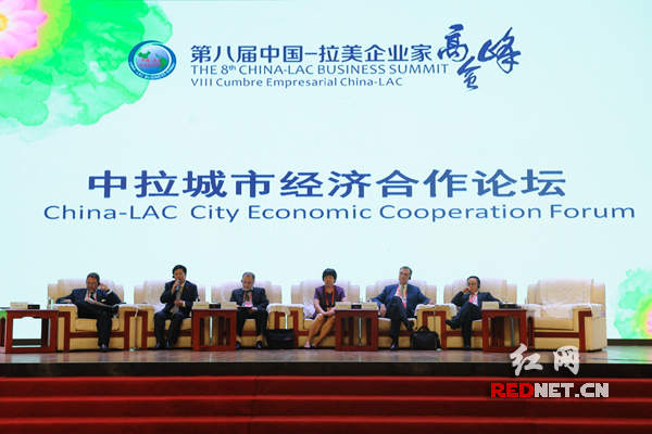 12日，在第八届中国—拉美企业家高峰会中拉城市经济合作论坛上，多位嘉宾探讨“城市病”的解决之道。