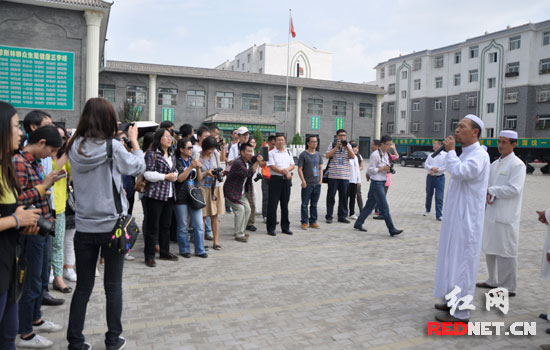 吴南清真寺阿訇向网络媒体记者介绍情况。