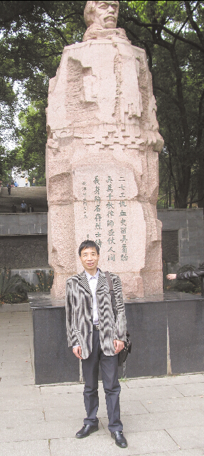 去年，于光荣在武汉施洋律师纪念碑前