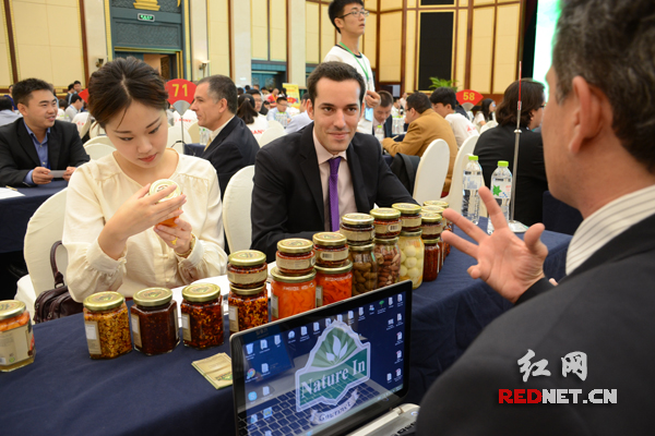 企业对口洽谈会上，来自中国、拉美及加勒比地区企业的共470家企业的800名相关负责人相互洽谈，项目涉及农业、食品、金融、投资、咨询、纺织、制造、建筑、能源等近20个领域。