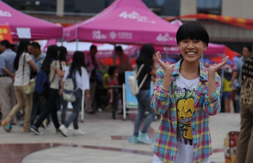 9月13日,湖南女子学院,前来报到的罗颖笑容满面.