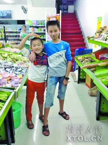 ８月３０日，在蔬果店，谢玲带着两个儿子采购 （被访者提供）