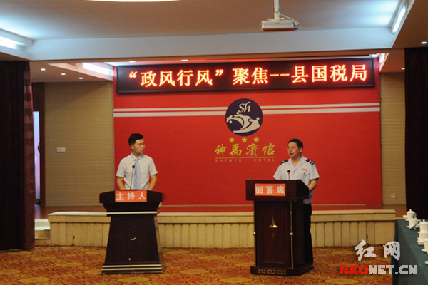 华容县国税局局长许东扬(右)在问政现场回答监督员提出的问题