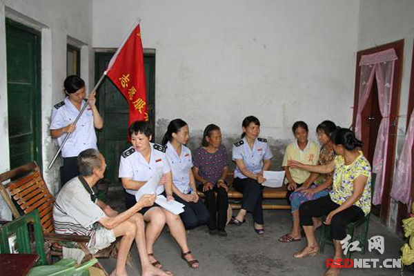 资兴市国税局青年志愿服务队员深入农村走访群众。