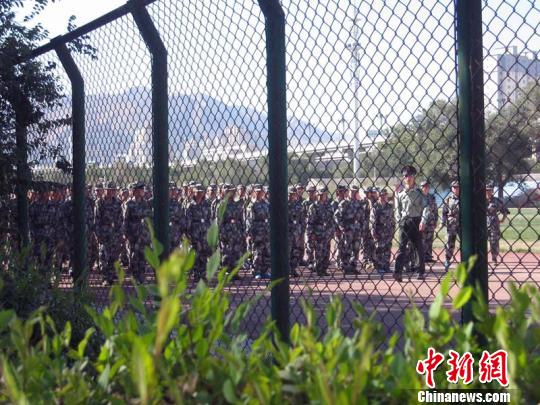 新疆农业大学新生军训第一课就是队列队形练习。 王小军 摄