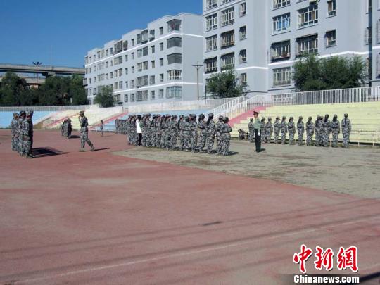 新疆农业大学新生军训第一课就是队列队形练习。 王小军 摄