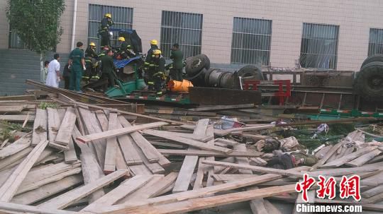 河北张家口市区一大货车冲上公交站台或有人员伤亡