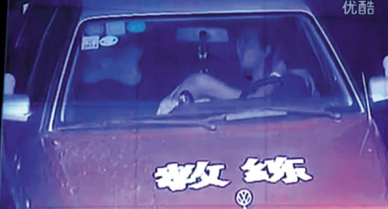 教练和学员车内激吻