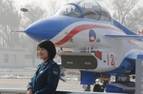 中国歼击机女飞行员将在航展上进行特技表演