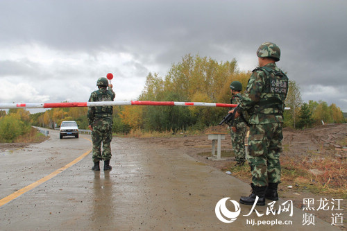 黑龙江省大兴安岭公安边防支队官兵冒着雨加雪在边境一线进行执勤。