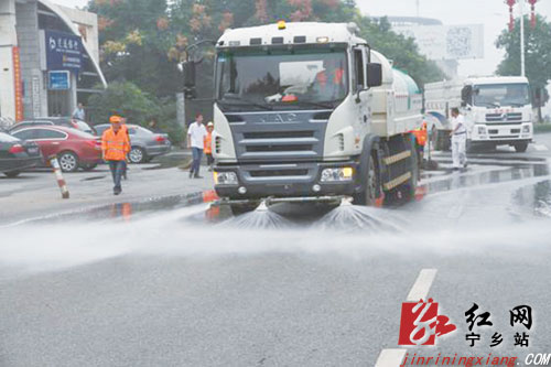 洒水车正在清洗路面