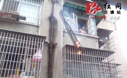楼上扔烟头导致楼下架板起火 铁牛埠社区紧急处理