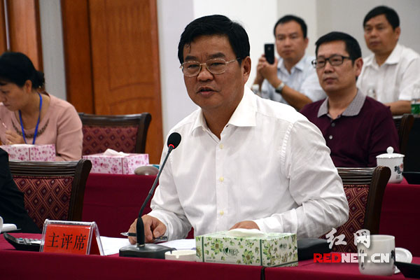 湖南省副省长何报翔向申报的县市区领导提问。