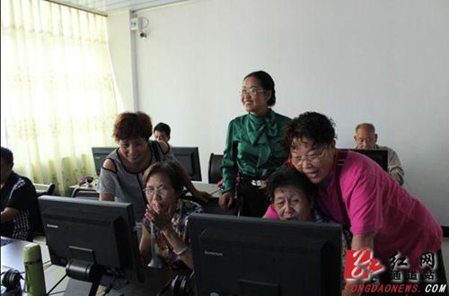 通道义工举办老年人电脑培训班(图)