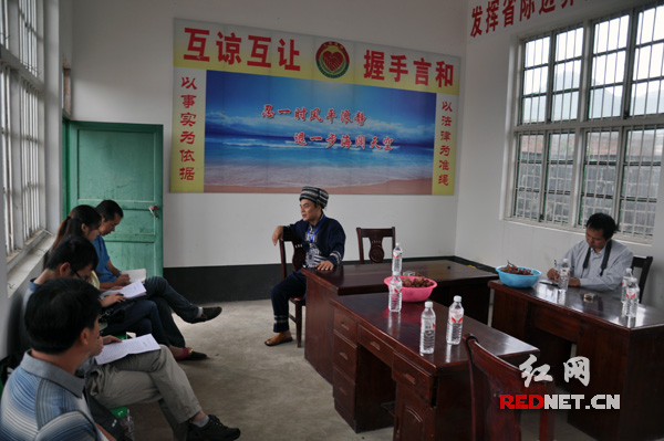 校长介绍学校的情况。