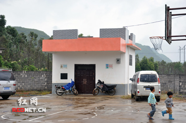 学校新建的食堂还未投入使用。