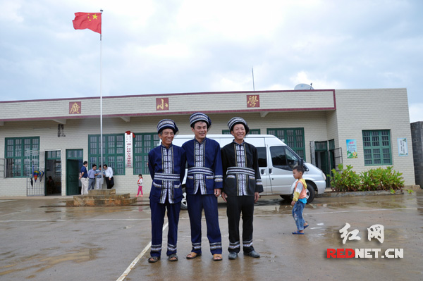 老师和校长合影。