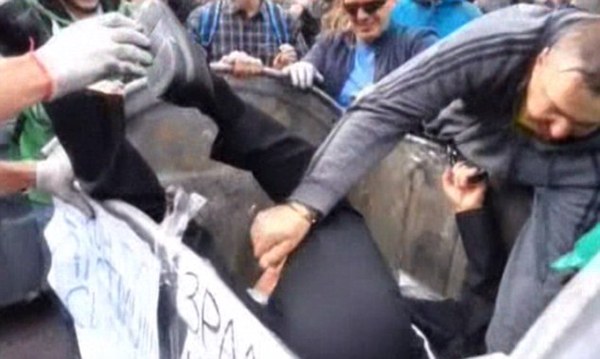 乌克兰议员卓拉夫斯基被扔进垃圾桶。