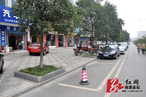 湘潭县:洗车店抢占公共停车位 市民该不该礼让
