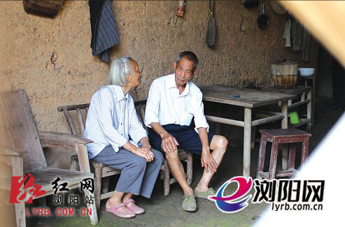 一直以来,都是吴林香(右)在负责92岁杨桂华的生活补给。分站记者 罗时茂