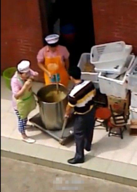 网曝食堂阿姨啃完骨头扔回汤里供师生饮用(图)