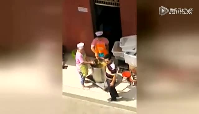 实拍食堂阿姨啃完骨头扔回汤里给师生吃截图