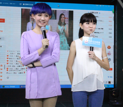 郭美美嘟嘴卖萌，俘获线上宅男青睐