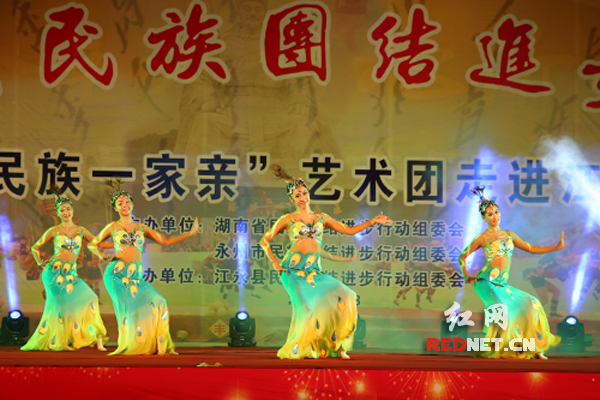 艺术团的精彩表演《青春记忆》。