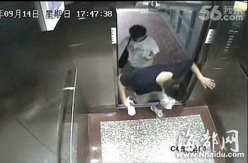 男生被电梯卡死监控曝光 事故经过仅4秒