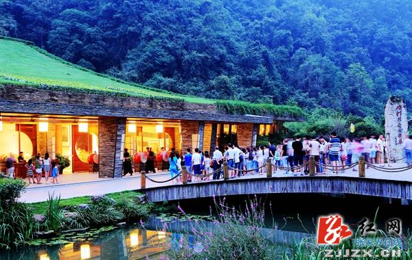 《烟雨张家界》一切为了游客举措深受导游、客人好评