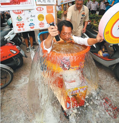 陈昌辉跳入油桶内,3进3出,让油水浸到脖子。《联合报》图