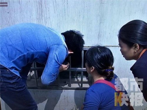 陕西一老人被儿强关地下室一天只给一顿饭（组图）