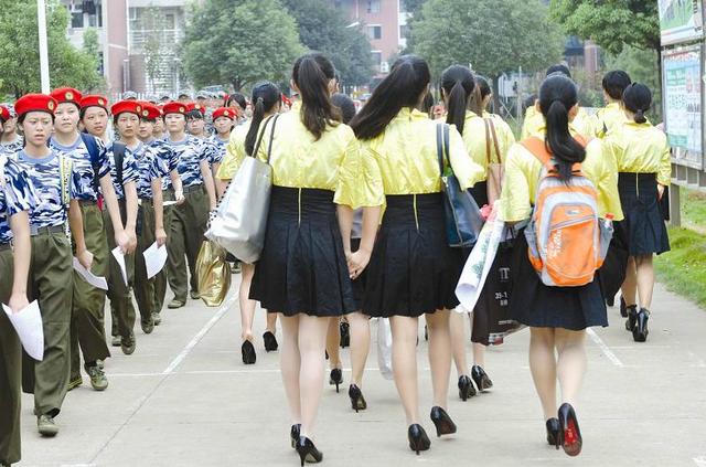 大学淑女班别样“军训”：蹬高跟鞋练坐姿(图)
