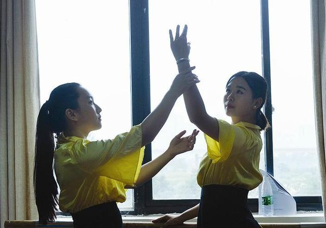 大学淑女班别样“军训”：蹬高跟鞋练坐姿(图)