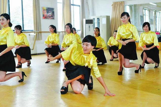 大学淑女班别样“军训”：蹬高跟鞋练坐姿(图)