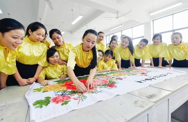 大学淑女班别样“军训”：蹬高跟鞋练坐姿(图)