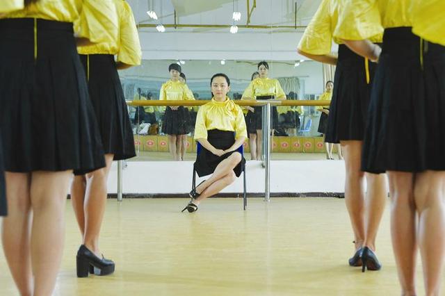 大学淑女班别样“军训”：蹬高跟鞋练坐姿(图)