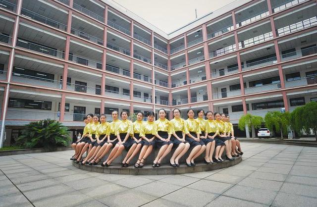 大学淑女班别样“军训”：蹬高跟鞋练坐姿(图)