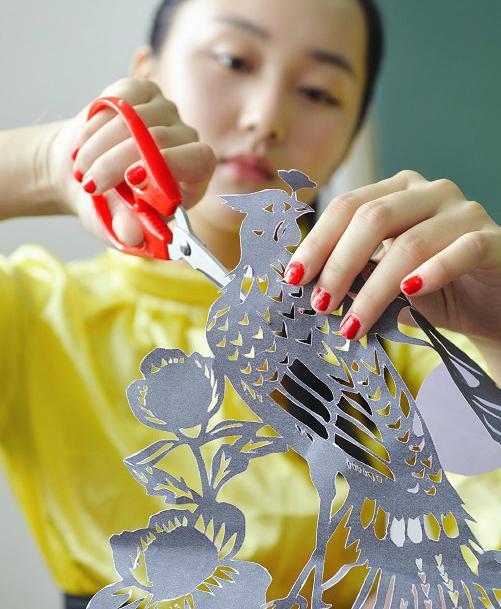大学淑女班别样“军训”：蹬高跟鞋练坐姿(图)