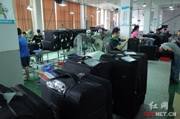 封装好的箱包将销往全国各地。