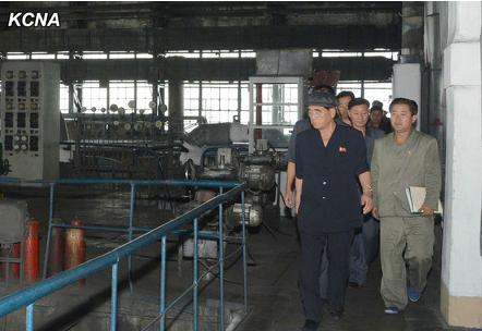 朝总理考察企业呼为群众生产多种优质轻工业品