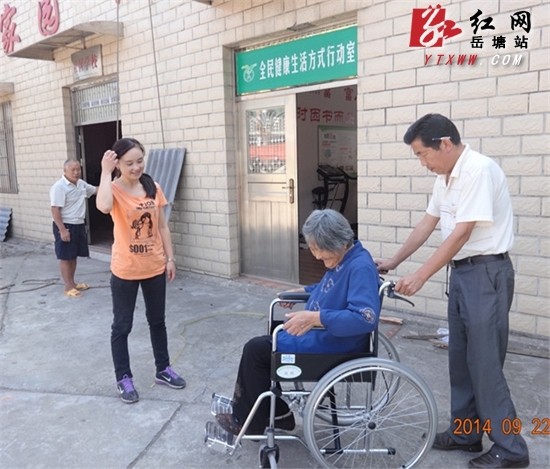 万福社区老人喜领轮椅