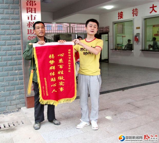 刘启华（左一）和市救助站工作人员合影