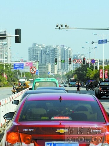 岳塘区东湖路与宝塔路交汇的十字路口由于没设红绿灯，车辆抢道乱穿行。（记者 张哲 摄）