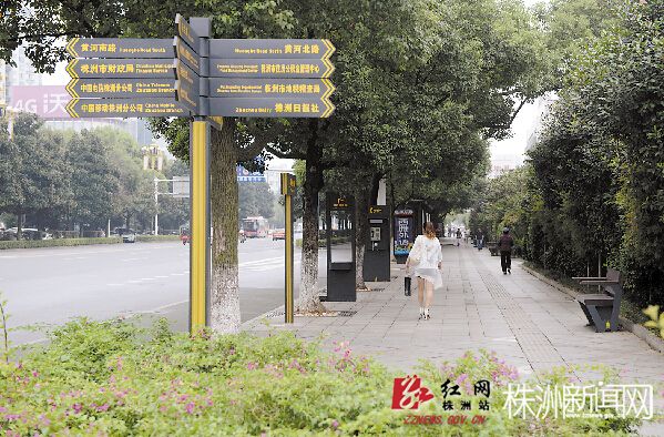 天台路上已经装上了新的路牌、椅子等公共设施，提质后的天台路焕然一新。熊威/摄